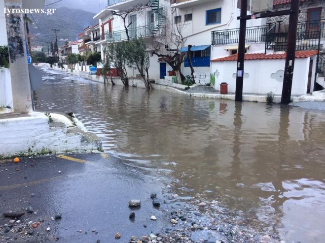 Θαλασσοταραχή έπληξε τον Τυρό (εικόνες)