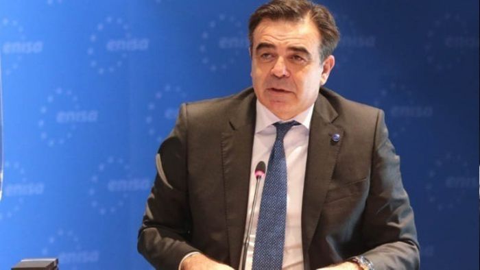 Politico: &quot;Ελέγχεται και ο Επίτροπος Μαργαρίτης Σχοινάς για το Qatargate&quot;