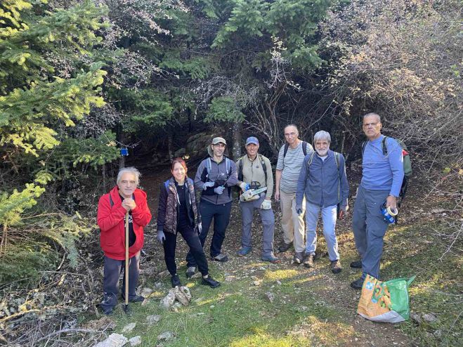 Ο ΣΑΟΟ καθάρισε και σηματοδότησε τμήμα στο "Μπλε μονοπάτι" προς Ελάτη (vd)