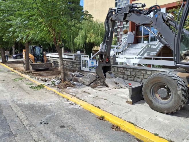 Έργα στο πεζοδρόμιο έξω από τη Λέσχη Αξιωματικών | Δήμος Τρίπολης: «Δημιουργούμε καλύτερες συνθήκες στην καθημερινή λειτουργία της πόλης»