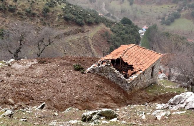 Κατολισθήσεις απειλούν χωριό στα Καλάβρυτα (εικόνες)