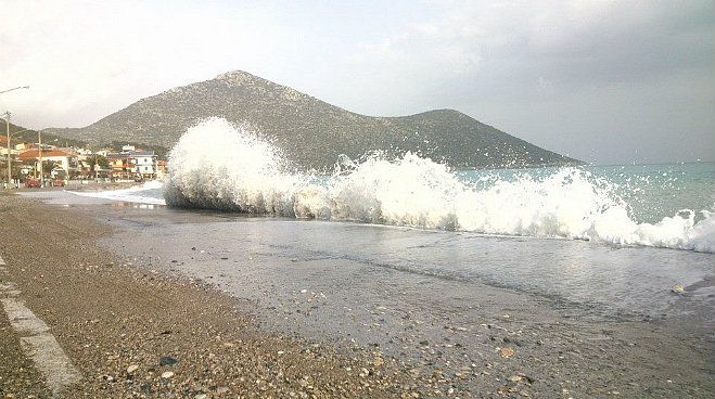 «Αγρίεψε» η θάλασσα στον Τυρό (vd)!