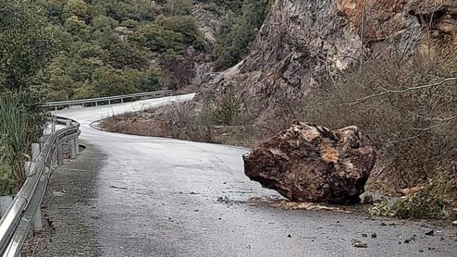 Γορτυνία | Νέα πτώση μεγάλου βράχου στον επαρχιακό δρόμο Δρακοβουνίου – Κερπινής