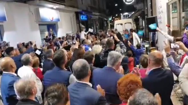 LIVE | Πανηγυρισμοί στο εκλογικό κέντρο του Κώστα Τζιούμη - Οι πρώτες δηλώσεις