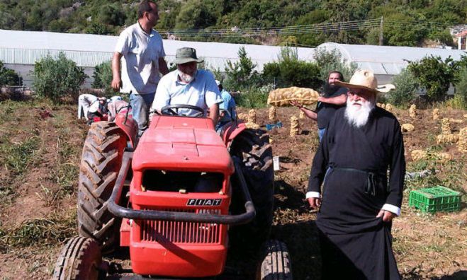 Μαζεύει πατάτες στο Λεωνίδιο ο Μητροπολίτης Αλέξανδρος (εικόνες)!