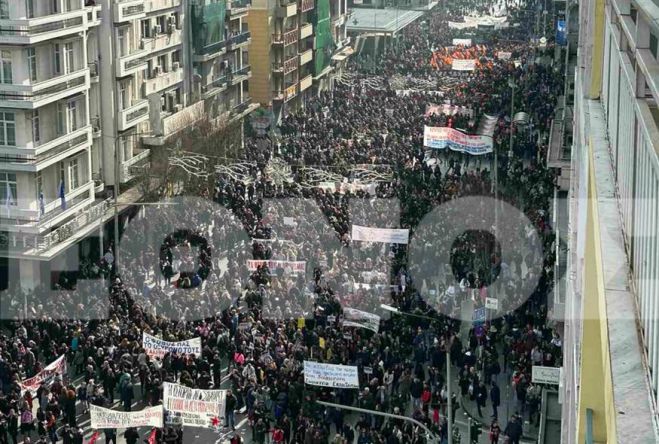 Τέμπη | Θλιβερά επεισόδια και στη Θεσσαλονίκη - Ανθρώπινο τείχος σταμάτησε τους κουκουλοφόρους και «έσβησε» την ένταση