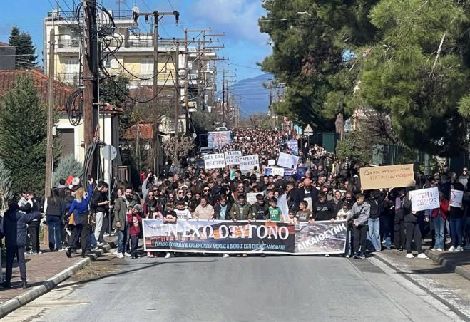 Πλημμύρισαν με κόσμο οι δρόμοι της Μεγαλόπολης για τα Τέμπη! (εικόνες - βίντεο)