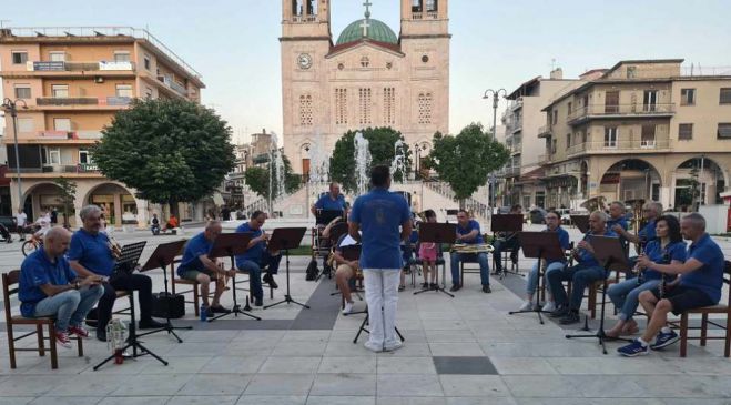 Ανοιχτή πρόβα από τη Φιλαρμονική στην Πλατεία Αγίου Βασιλείου της Τρίπολης! (vd)