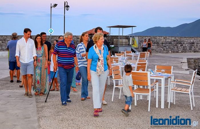 Ο τέως βασιλιάς Κωνσταντίνος στην Πλάκα Λεωνιδίου (εικόνες)