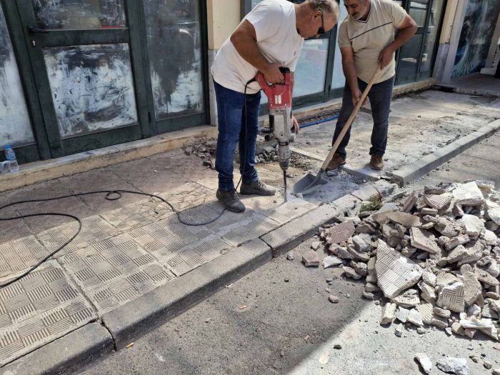 Επισκευάστηκαν πεζοδρόμια στην πλατεία Βαλτετσίου | Δήμος Τρίπολης: «Απόλυτη προτεραιότητα η καθημερινότητα για τη δημοτική μας αρχή»