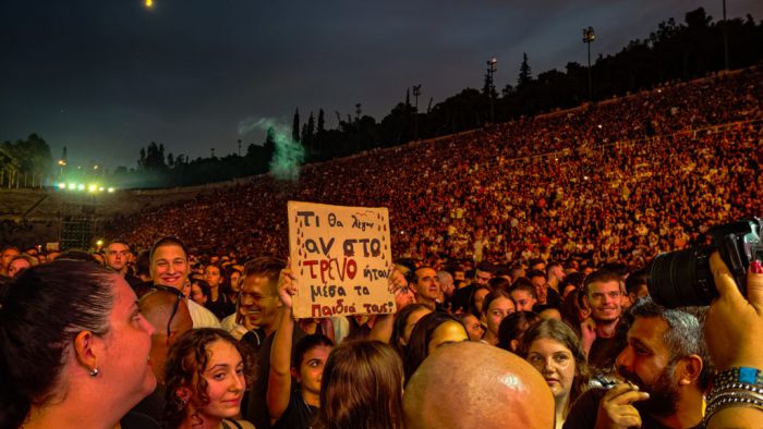 Τέμπη | Τα συγκλονιστικά μηνύματα της συναυλίας- «Τι θα έλεγαν αν στο τρένο ήταν τα παιδιά τους; – Τα κέρδη τους ή οι ζωές μας» (εικόνες)