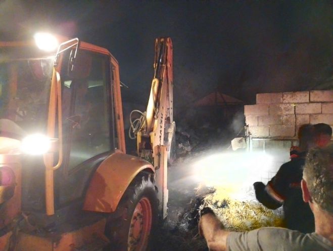 Η πολιτική προστασία του Δήμου Τρίπολης συνέδραμε με υδροφόρα και με μηχάνημα έργων στην κατάσβεση φωτιάς στη Μηλιά