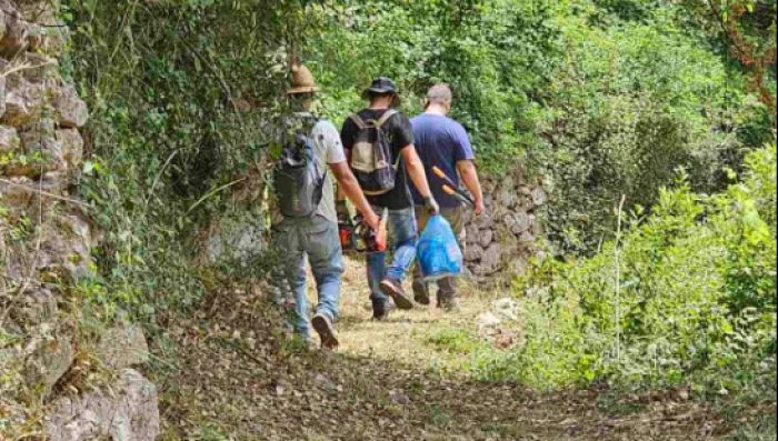 Μεγάλη κινητοποίηση από τους επαγγελματίες της Δημητσάνας για τον καθαρισμό μονοπατιών (εικόνες)