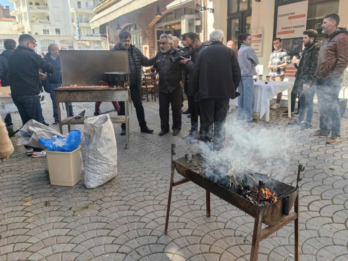 Τρίπολη | &quot;Τσίκνισμα&quot; στον πεζόδρομο Δεληγιάννη (εικόνες)