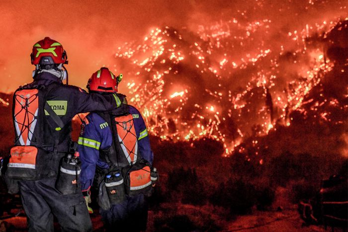 Δύο νεκροί στη μεγάλη φωτιά που μαίνεται στο Ξυλόκαστρο Κορινθίας