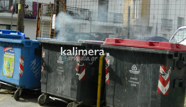 Στάχτες από τζάκι προκάλεσαν φωτιά σε κάδο σκουπιδιών στην Τρίπολη (εικόνες)