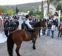 Νέοι με παραδοσιακές ενδυμασίες και
καβαλάρηδες με άλογα αναβίωσαν το έθιμο του Αγιώργη στο Ελαιοχώρι!