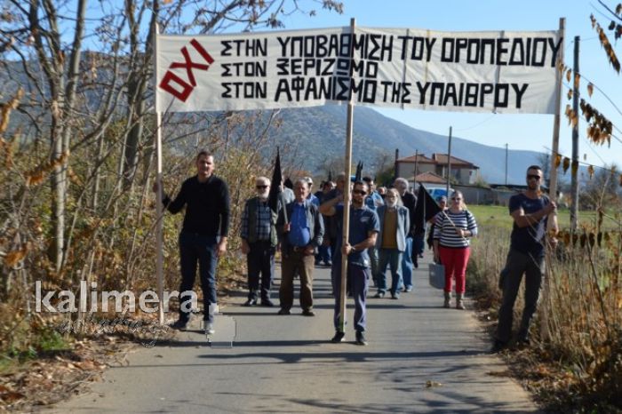 Διαμαρτυρία κατά της μονάδας βιοαερίου με πορεία, μαύρες σημαίες και πανό! (vd)