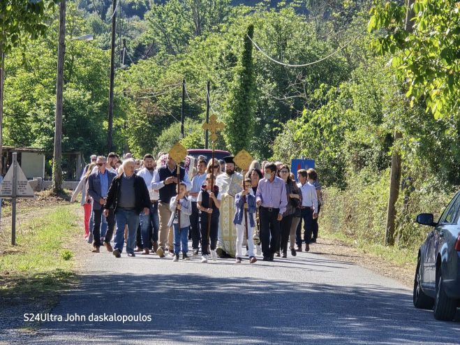 Τουμπίτσι Γορτυνίας | Η περιφορά της εικόνας για τη γιορτή της εκκλησίας του ΜαηΘανάση (vd)