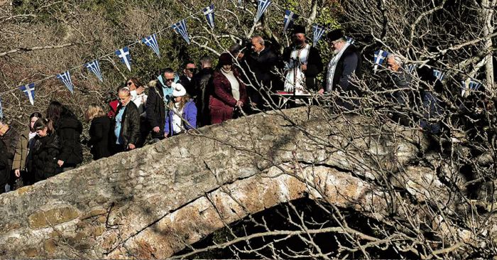 Καρύταινα | Αγιάστηκαν τα ύδατα στον Λούσιο (εικόνες)