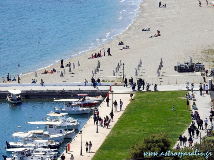 Αρκετός κόσμος την Κυριακή στο Παράλιο Άστρος!