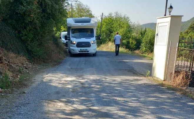 Τροχόσπιτα με τουρίστες προσπάθησαν να προσεγγίσουν τη Μονή Φιλόσοφου Γορτυνίας - Είδαν τους διαλυμένους δρόμους και γύρισαν πίσω!