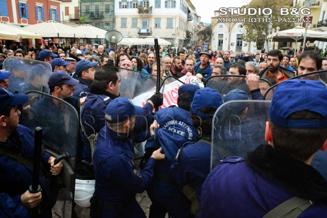 ΜΑΤ και σπρωξίματα στο Ναύπλιο για την ανακήρυξη του Σαμαρά σε επίτιμο δημότη (vd)!