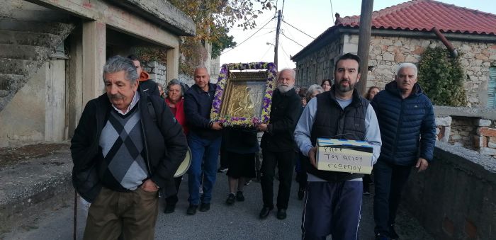 Συγκινητική η συμμετοχή των πιστών στη μεταφορά της εικόνας του Αγίου Γεωργίου από τα Ανω στα Κάτω Δολιανά (εικόνες)