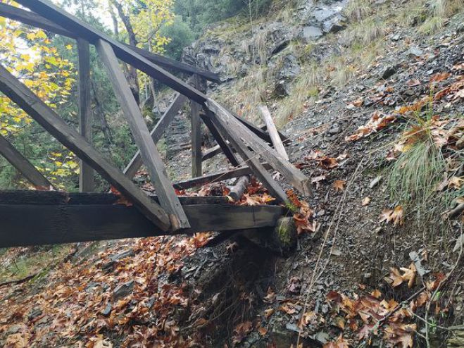 Σάπισε ξύλινο γεφύρι στον ποταμό Μυλάοντα (εικόνες)