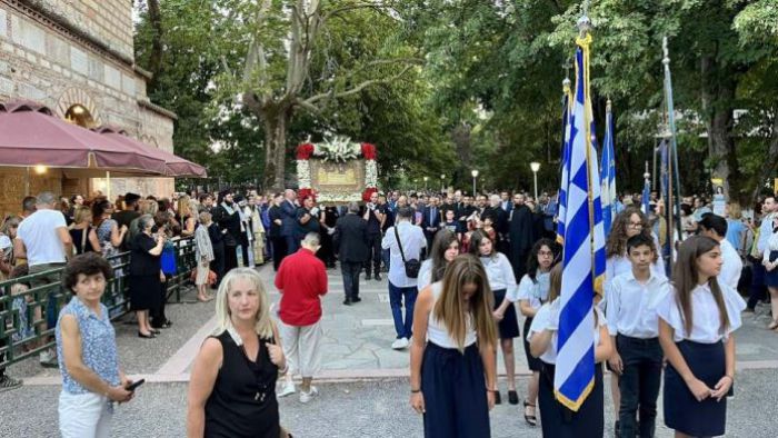 Πλήθος κόσμου στην Επισκοπή Τεγέας για τη λιτάνευση της εικόνας της Παναγίας (εικόνες - βίντεο)