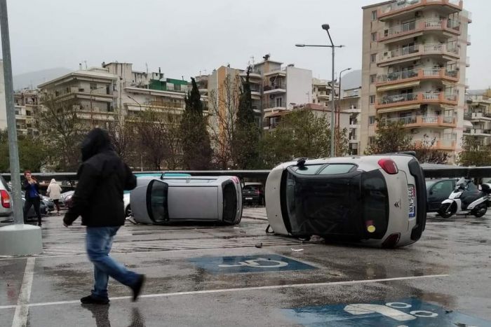 Εικόνες βιβλικής καταστροφής σε Ξάνθη και Χαλκιδική – Ανεμοστρόβιλος αναποδογύρισε αυτοκίνητα