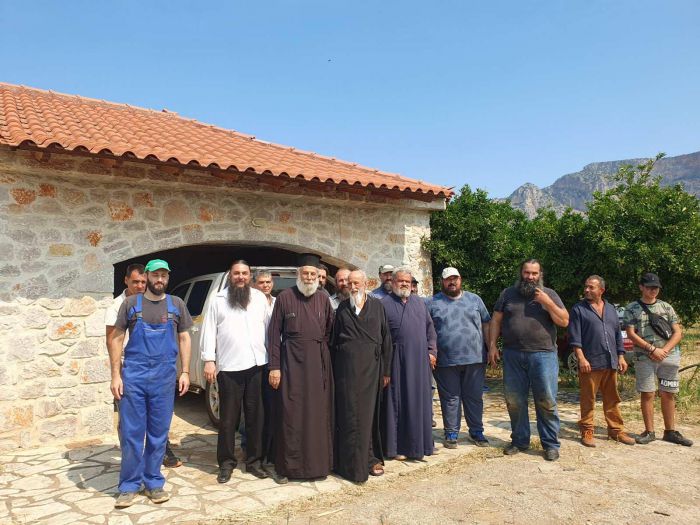 Στη συγκομιδή πατάτας στο Λεωνίδιο ο Μητροπολίτης Αλέξανδρος (εικόνες)