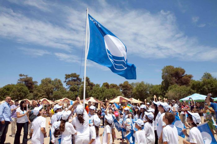 Αφαιρέθηκε η Γαλάζια Σημαία από τρεις παραλίες - Η μία είναι από την Πελοπόννησο!