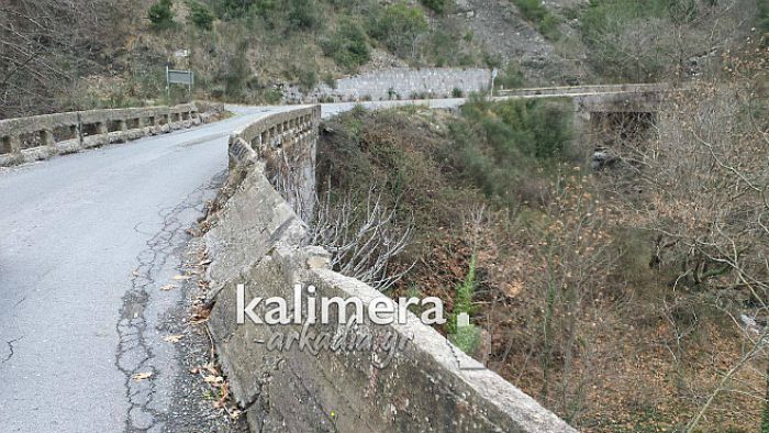 Έτοιμο να καταρρεύσει τμήμα του γεφυριού στα Λαγκάδια (νέες εικόνες)