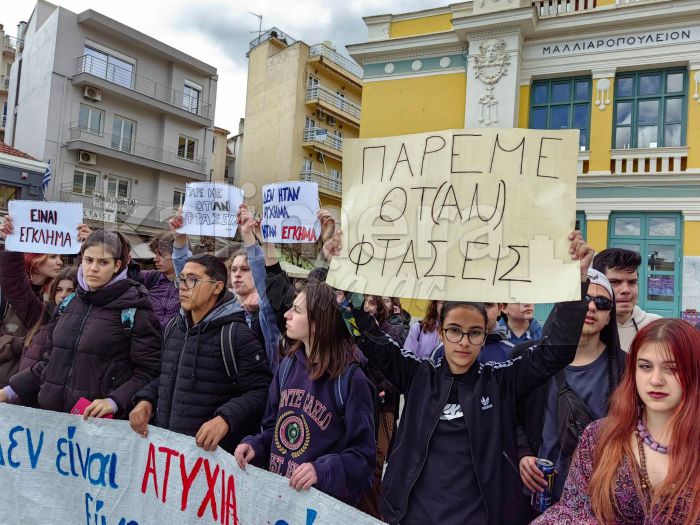 &quot;Βράζουμε από θλίψη και οργή&quot; | Η μεγάλη διαμαρτυρία στην Τρίπολη για το μακελειό στα Τέμπη