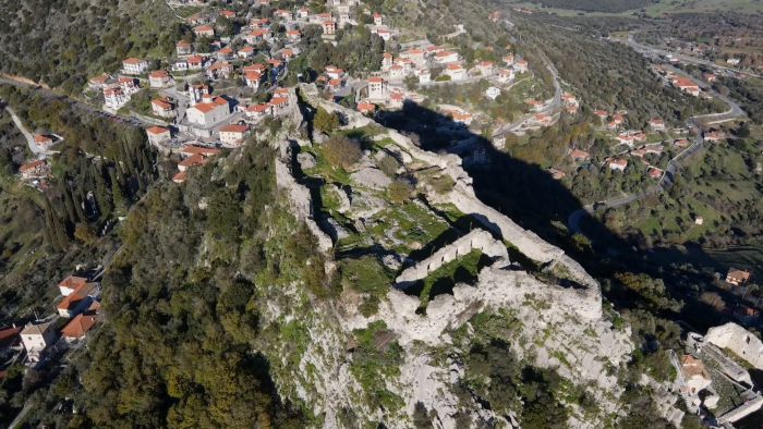 Η Καρύταινα, το ομώνυμο κάστρο και το ιστορικό γεφύρι της (vd)