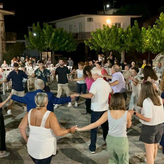 Ράχες Γορτυνίας | Ένωσαν τα χέρια, χόρεψαν και τραγούδησαν! (εικόνες)