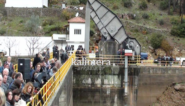 Οι ευχές για το 2014 μετά τον Αγιασμό των Υδάτων στον Λάδωνα (vd)