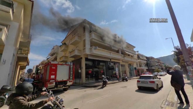 Φωτιά σε διαμέρισμα στο κέντρο του Ναυπλίου - Η ΔΙ.ΑΣ. απεγκλώβισε ηλικιωμένο ζευγάρι