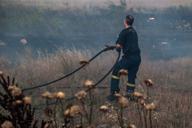 Σε ύφεση οι φωτιές σε Επίδαυρο Αργολίδας και Ξυλόκαστρο Κορινθίας