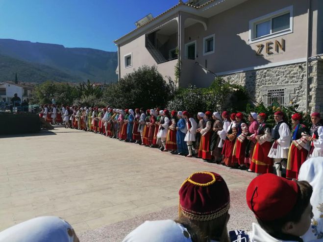 Η τηλεοπτική εκπομπή &quot;Από τόπο σε τόπο&quot; έκανε γυρίσματα στον πανέμορφο Τυρό! (εικόνες)