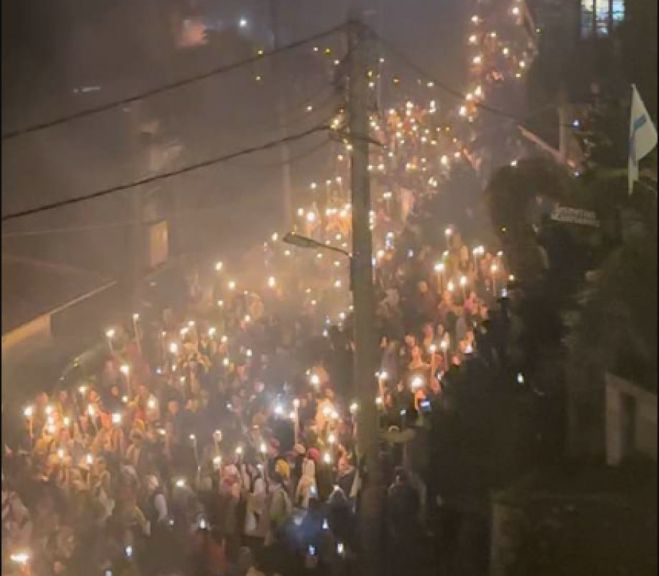 Υψώνεται το λάβαρο της Επανάστασης και οι Δημητσανίτες με δάδες στα χέρια, ξεχύνονται στα σοκάκια για να διαδώσουν το χαρμόσυνο γεγονός!