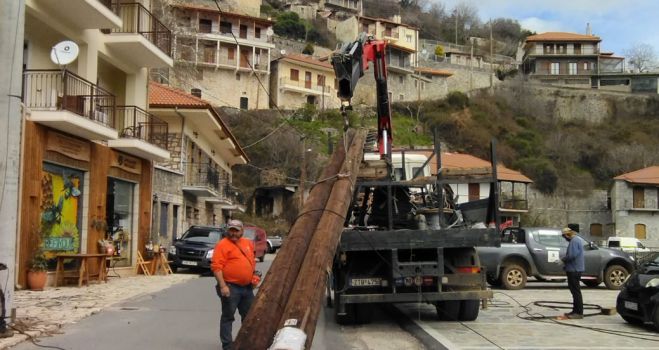 Απομακρύνθηκαν ξύλινες κολώνες της ΔΕΗ, μπροστά από το ιστορικό ρολόι των Λαγκαδίων!