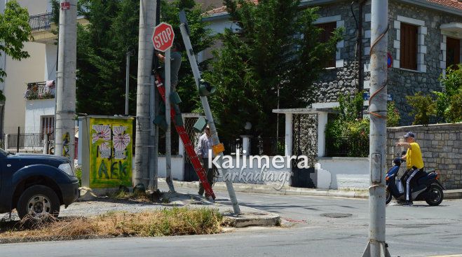 Διαλύθηκαν τα φανάρια στην ΟΗΕ από το χθεσινοβραδινό τροχαίο ατύχημα … (εικόνες)