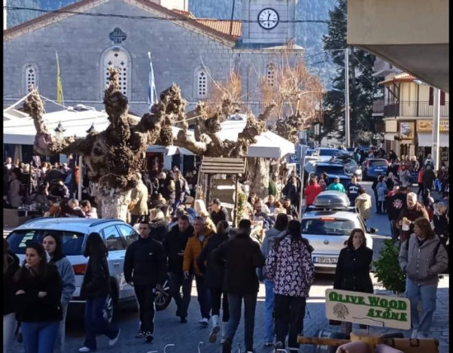 &quot;Βουλιάζει&quot; από κόσμο στις γιορτές η Βυτίνα!