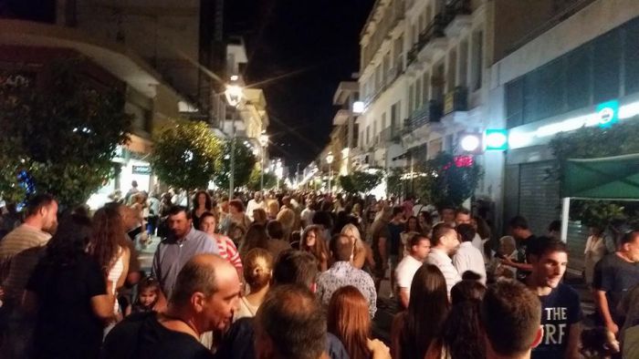 «Λευκή Νύχτα»! «Πνίγηκε» ξανά από κόσμο η Καλαμάτα (εικόνες - βίντεο)