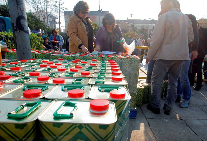 Διανομή ελαιολάδου στο Λεωνίδιο και Τυρό