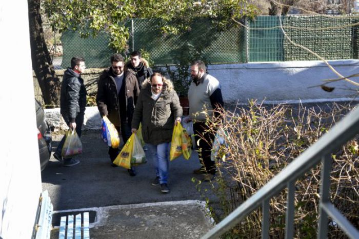 Φίλοι του Αστέρα πήγαν τρόφιμα στον Οίκο Τυφλών (vd)