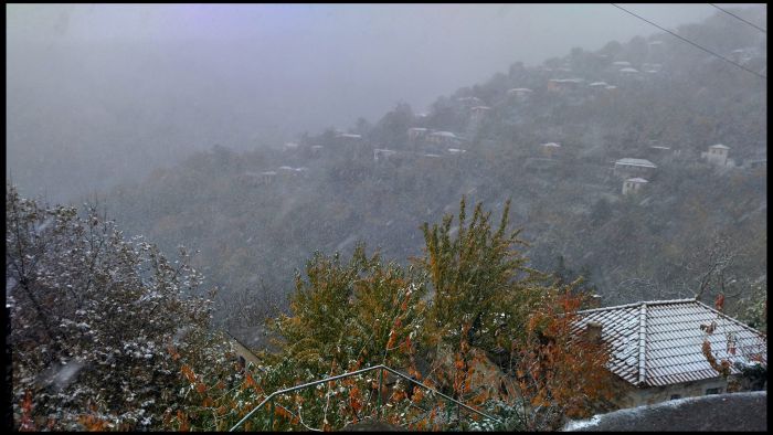 Χειμωνιάτικο τοπίο με χιονάκι στα Άνω Δολιανά!