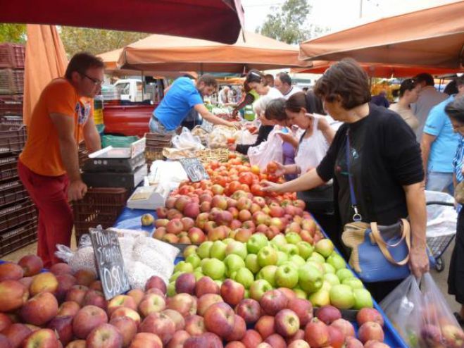 Νέοι από την Αρκαδία στη λαϊκή της Καλαμάτας (εικόνες)